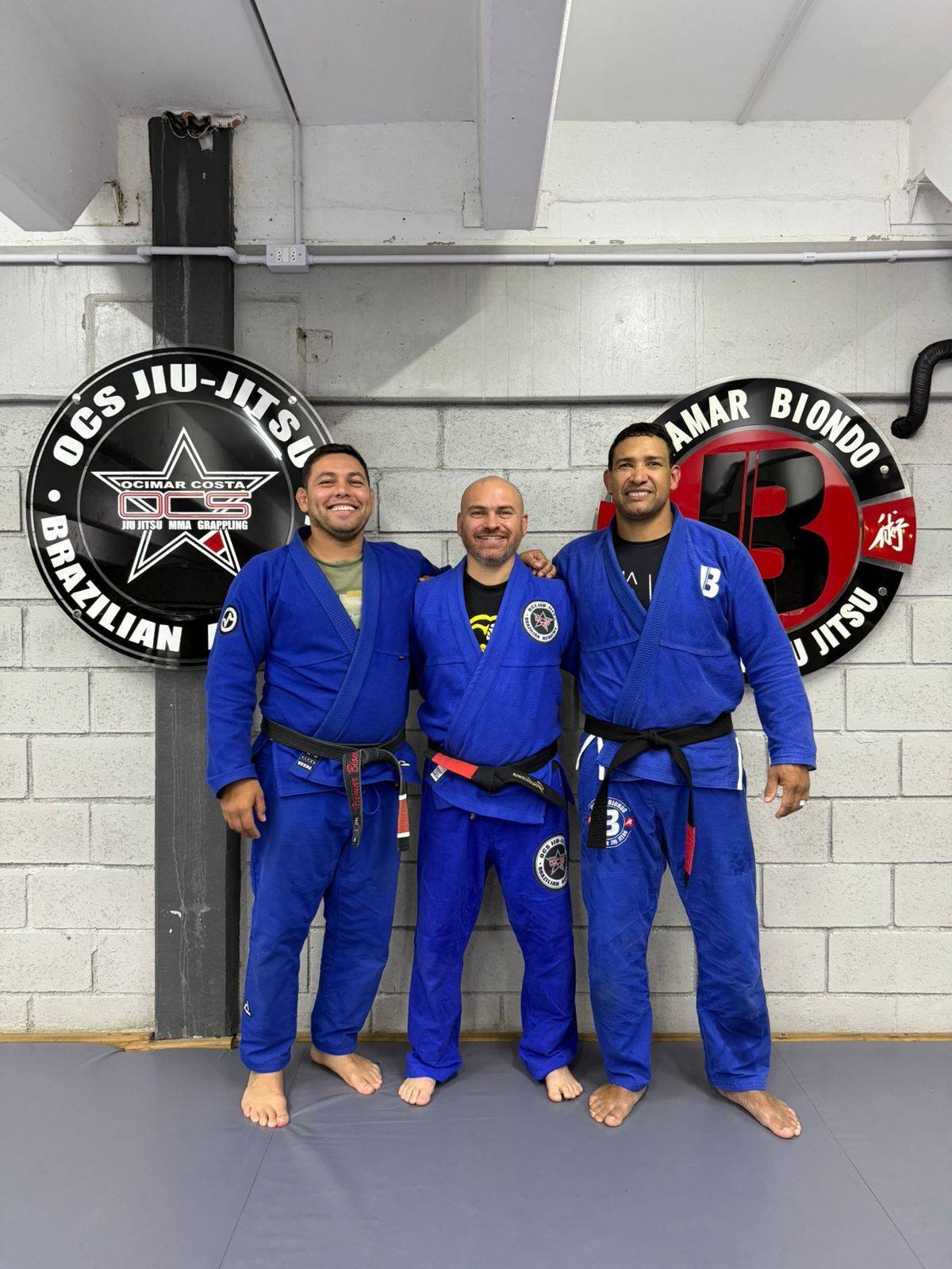 Atletas da equipe no tatame