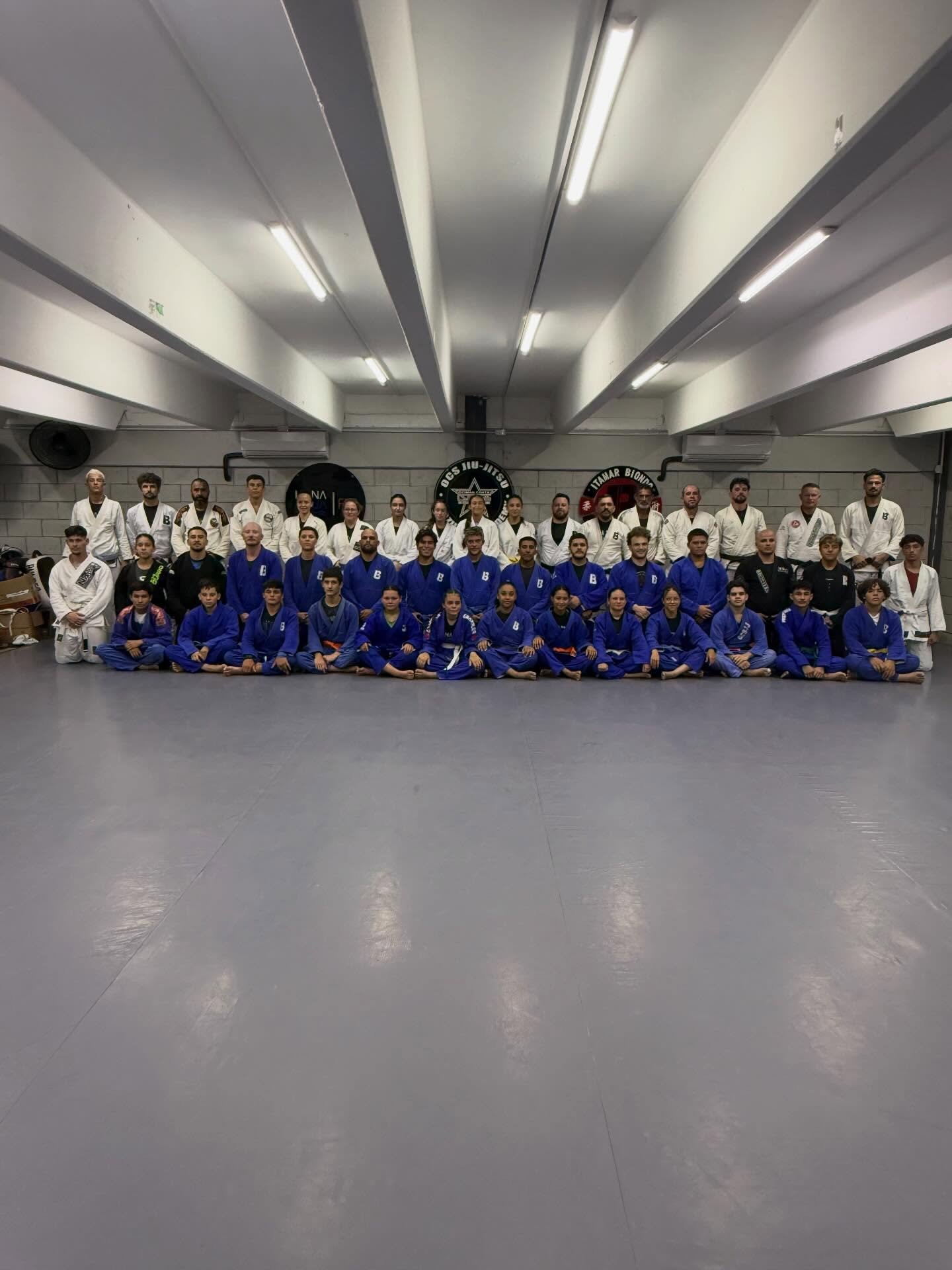 Equipe Biondo Jiu-Jitsu reunida no tatame