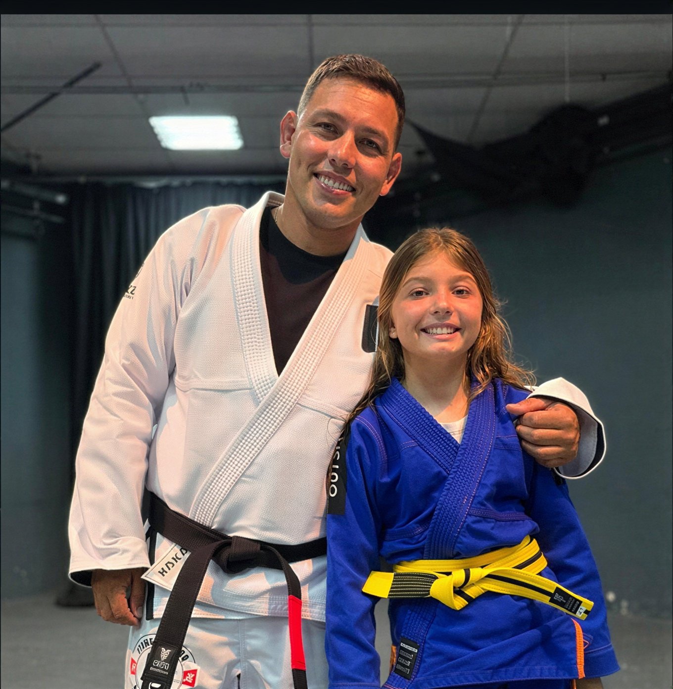 Professor Itamar Biondo com aluna da turma kids